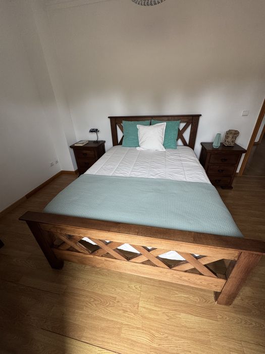 Vende-se cama com duas mesinhas de cabeceira em madeira de castanho