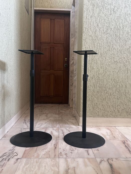 Suporte K&M 26740 para colunas/monitores de estúdio