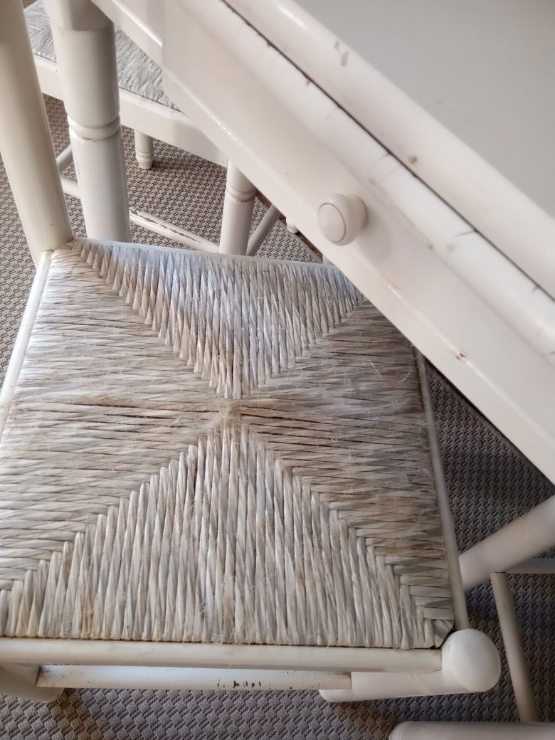 Mesa branca com/três cadeiras