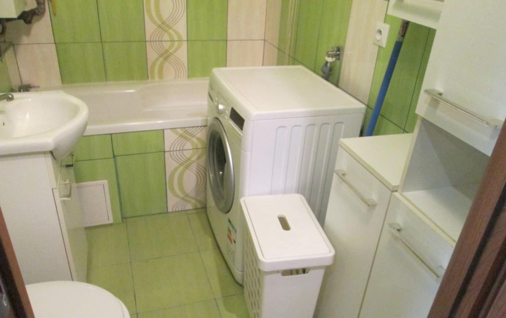 Wynajmę mieszkanie dwupokojowe na pierwszym piętrze.