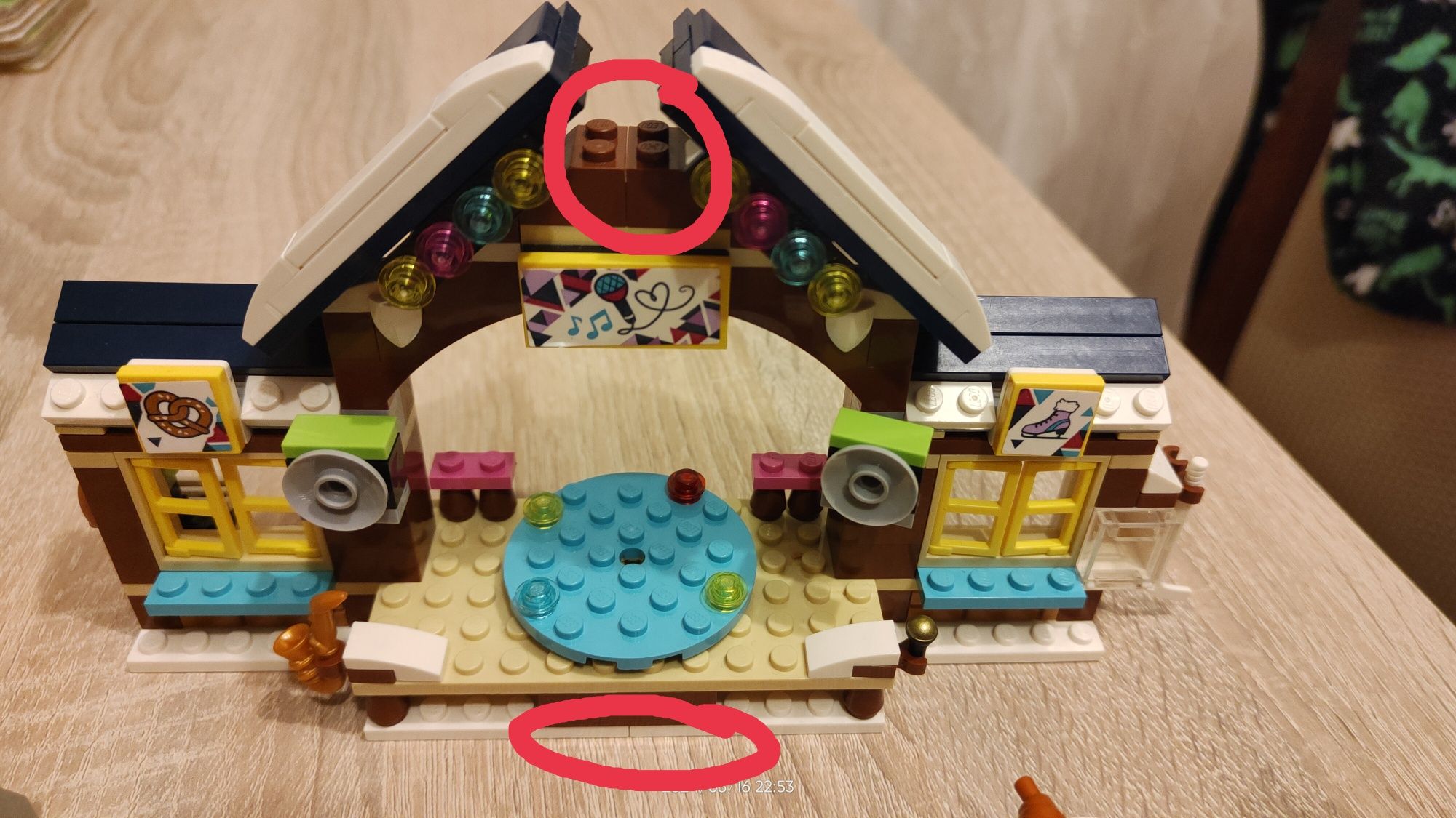 Lodowisko w zimowym kurorcie, LEGO 41322