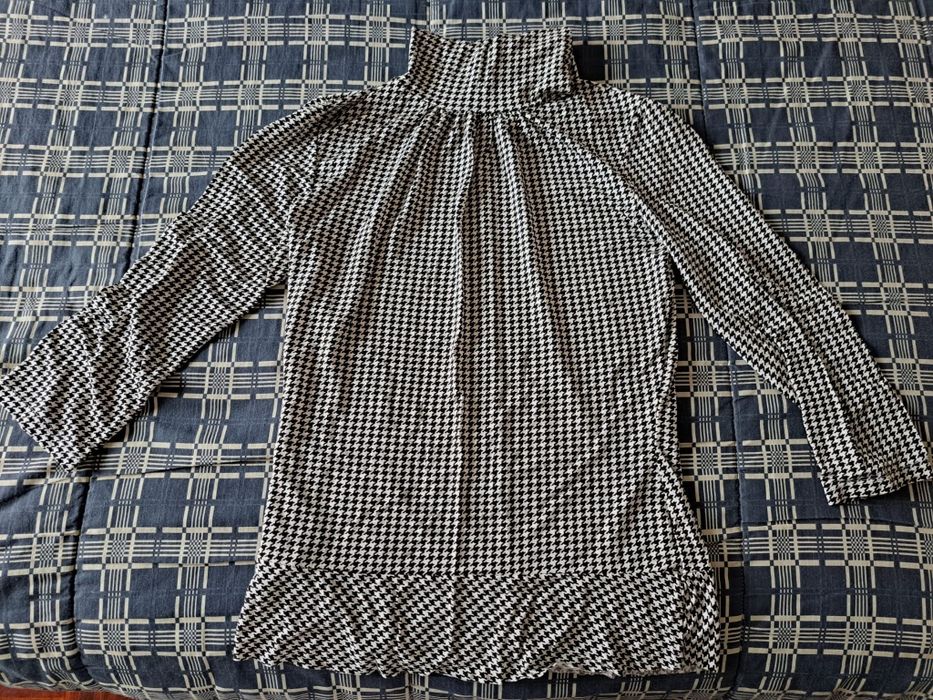 Blusa branca e preta de gola alta