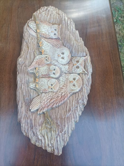 Płaskorzeźba sowy.