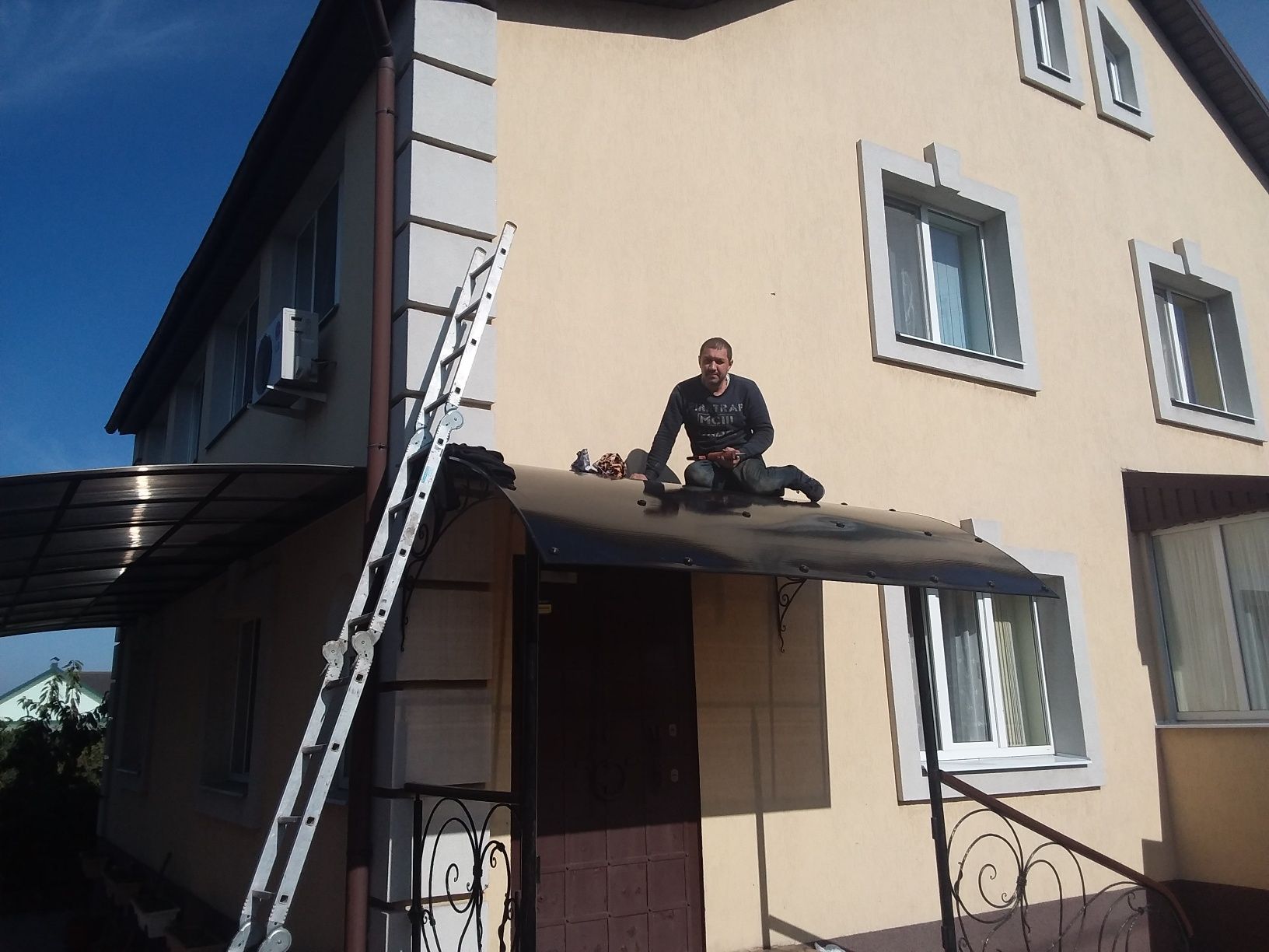 Установка Навесов.Козырьки  и навесы из поликарбоната и профнастила.