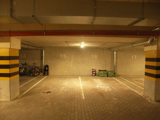Miejsce parkingowe wynajmę w bloku Pileckiego 4A