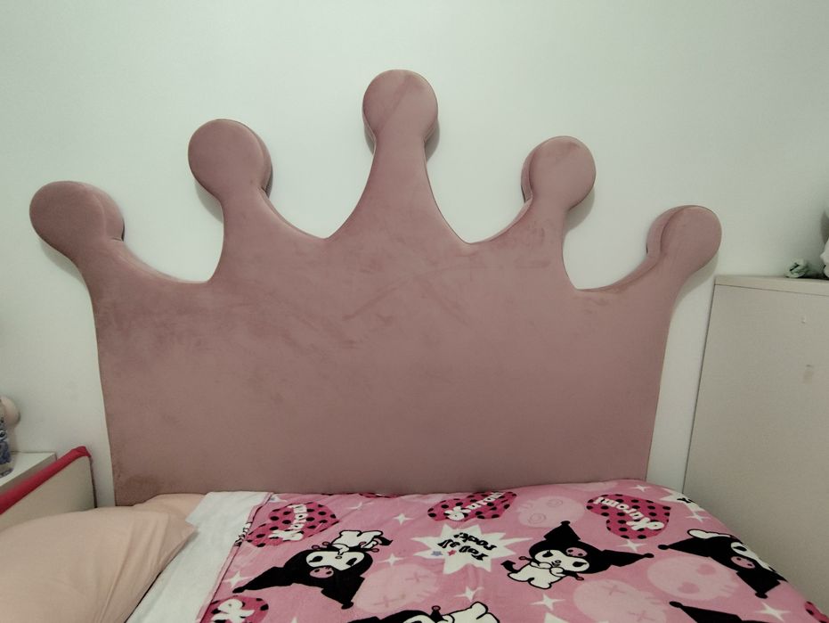 Grande Cabeceira de cama em veludo rosa.