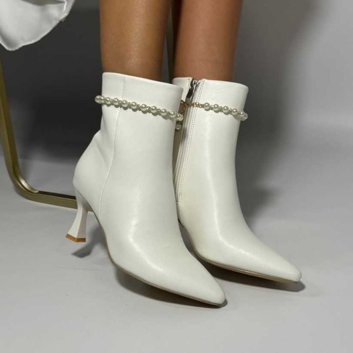 Весільні ботильйони, чобітки з єкошкіри з ремінцем ( знімається)