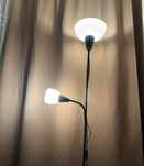 Czarna lampa stojaca