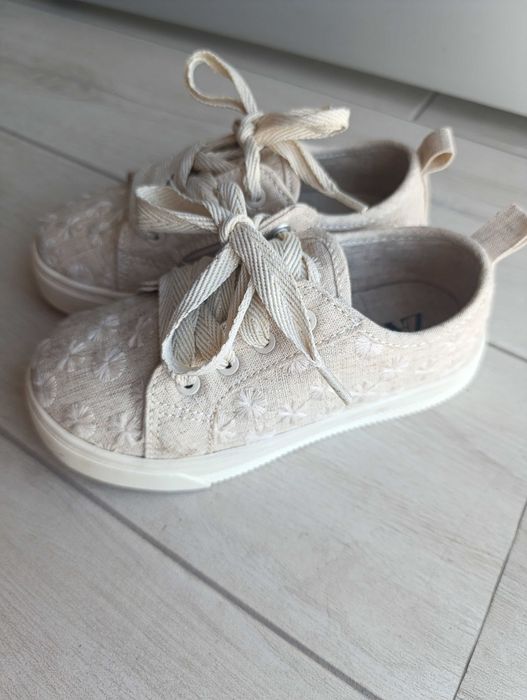 Sapatos de menina. Tamanho 27. Zara.