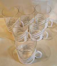 Komplet 6 szklanek w białych koszyczkach (PRL)