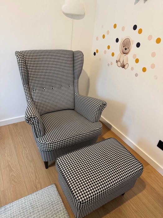 Fotel uszak STRANDMON IKEA z podnóżkiem, super stan