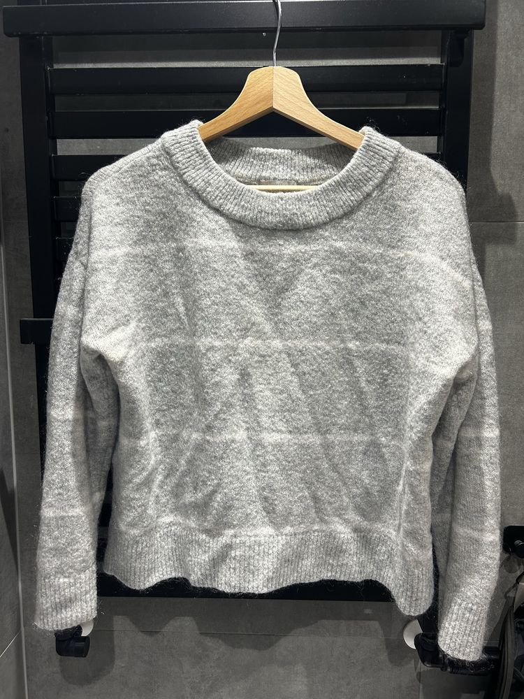 Szary sweter w białe paski H&M