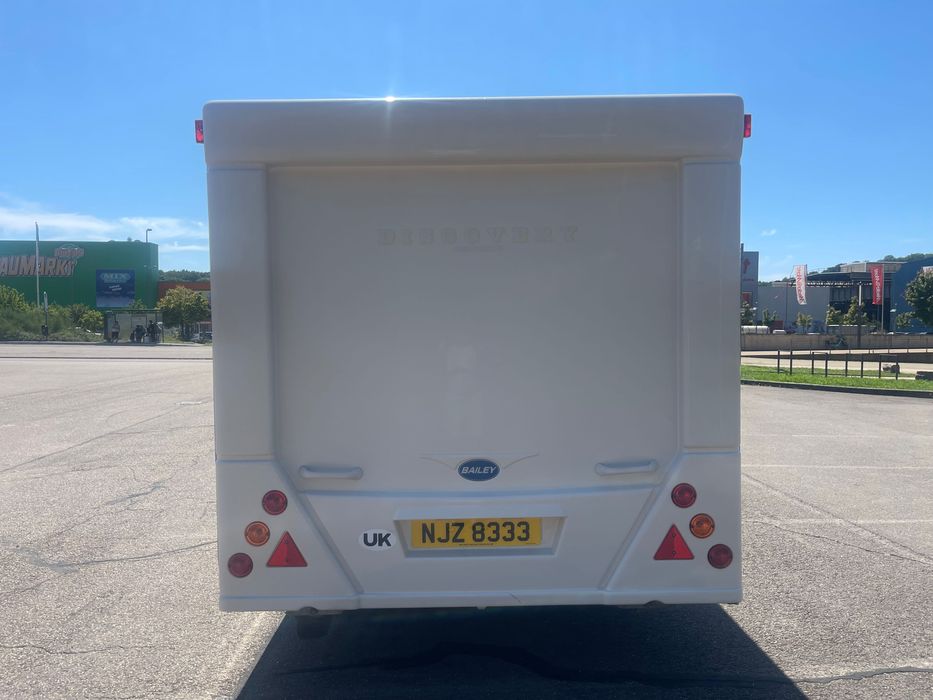 Caravana inglesa cama fixa