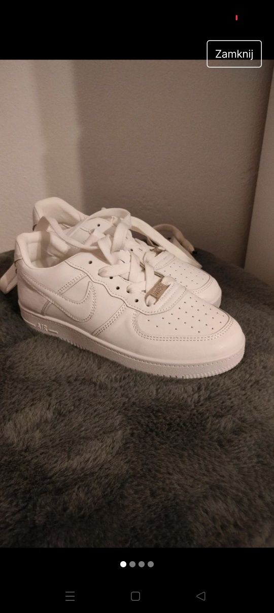 Buty białe Nike.