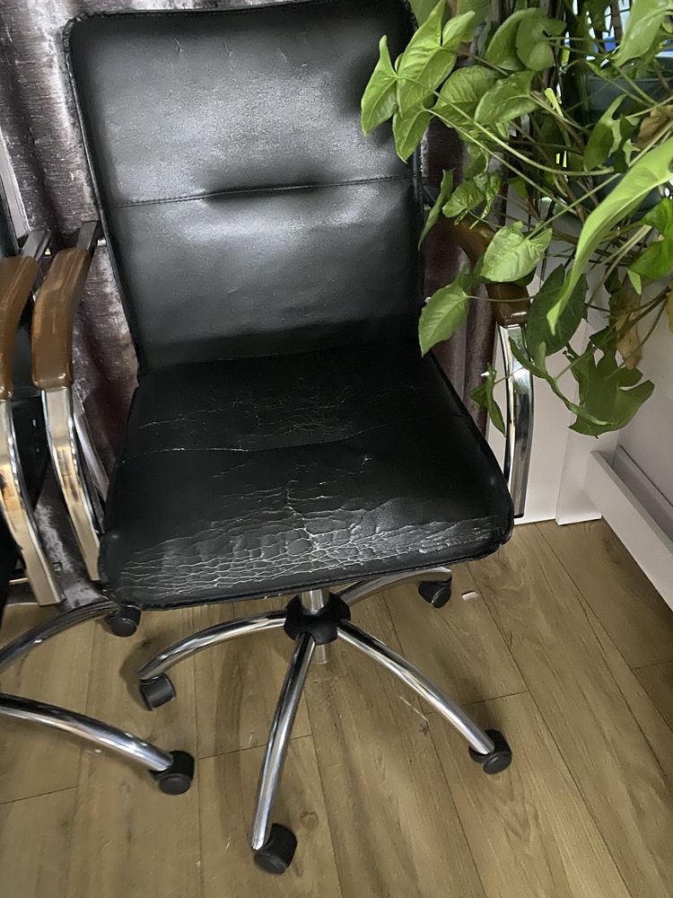 Продам офісне крісло