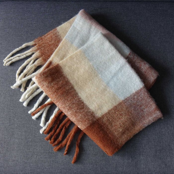 Kolorowy szal zimowy