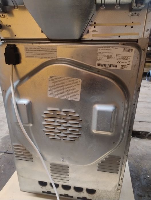 Kuchenka gazowa z piekarnikiem elektrycznym