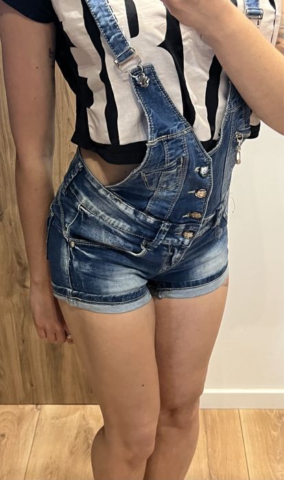 Krótkie spodenki jeansowe z szelkami XS