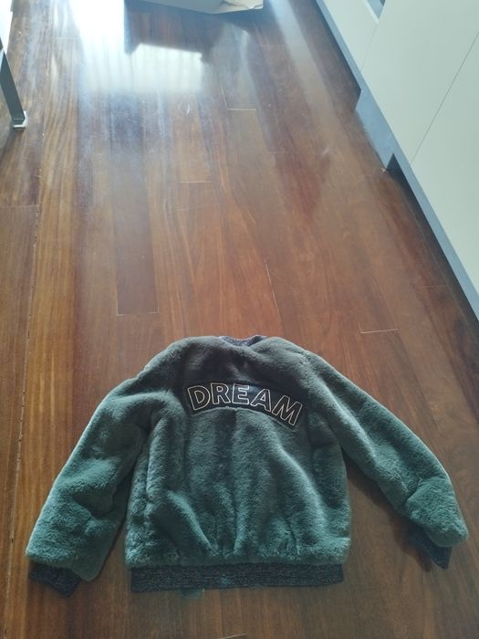 Blusão de pelo fofo cor verde tropa