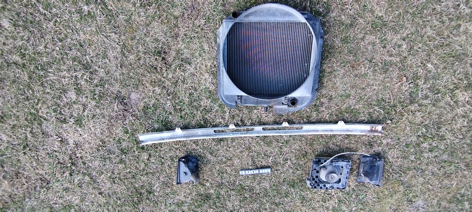 Kierunkowskaz Mercedes MB 100 chłodnica lampa prawa emblemat znaczek