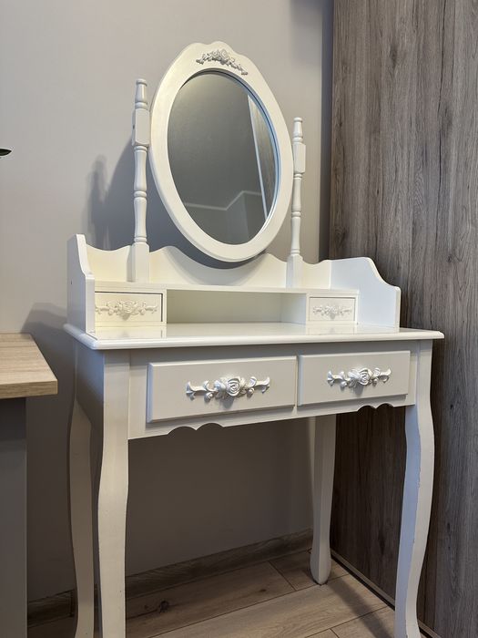 Biała toaletka z szufladami