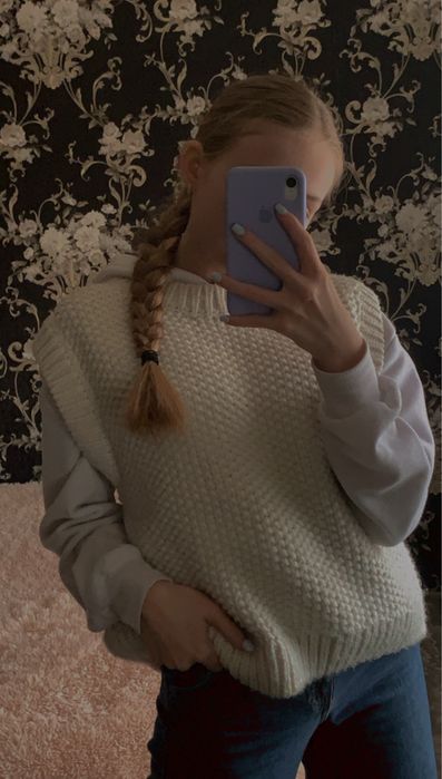 Жіноча вʼязана жилетка