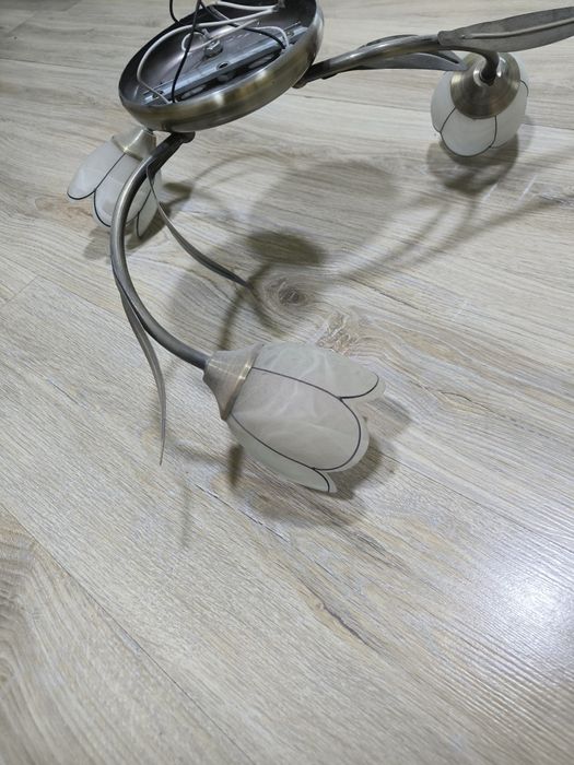 Продам люстри в хорошому стані