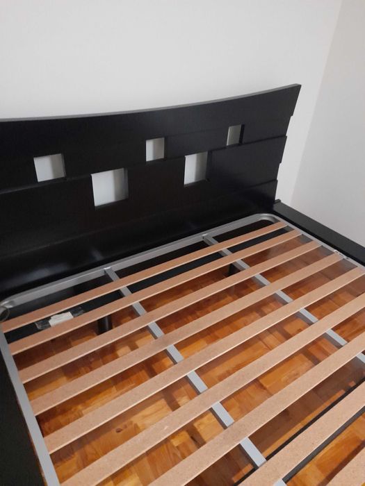 Conjunto cama de casal preta em madeira e 2 mesas de cabeceira