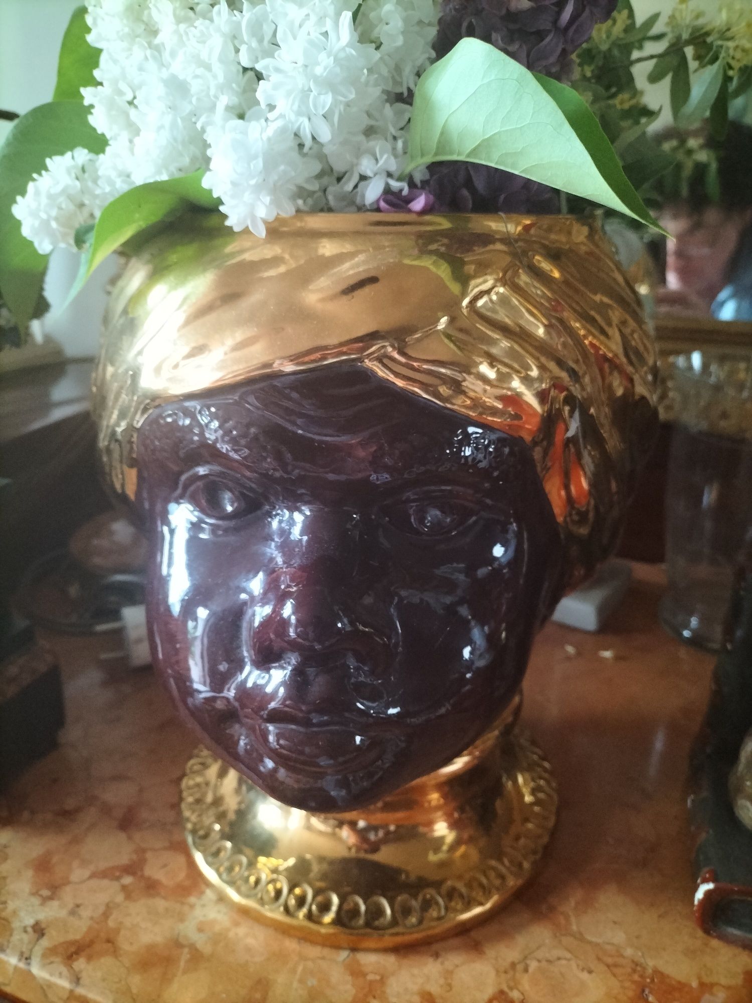 Ceramiczny wazon w kształcie głowy