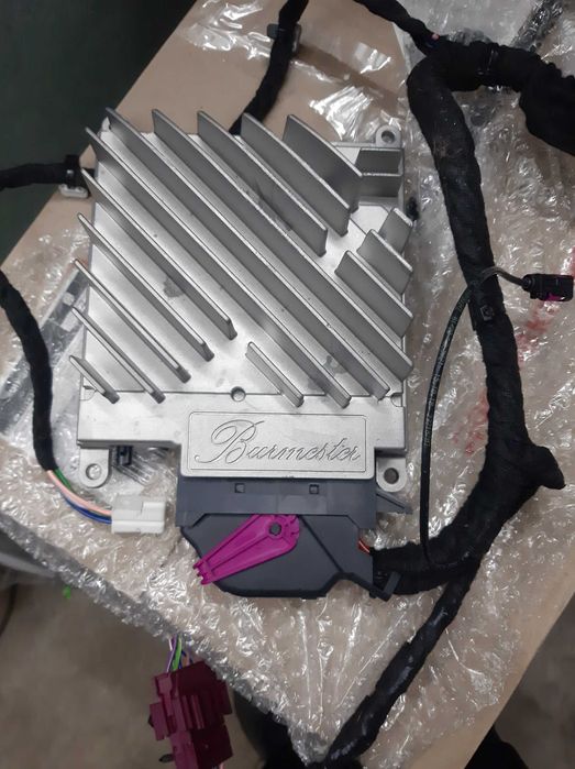 Усилитель  и сабуфер оригинал.  Мерседес