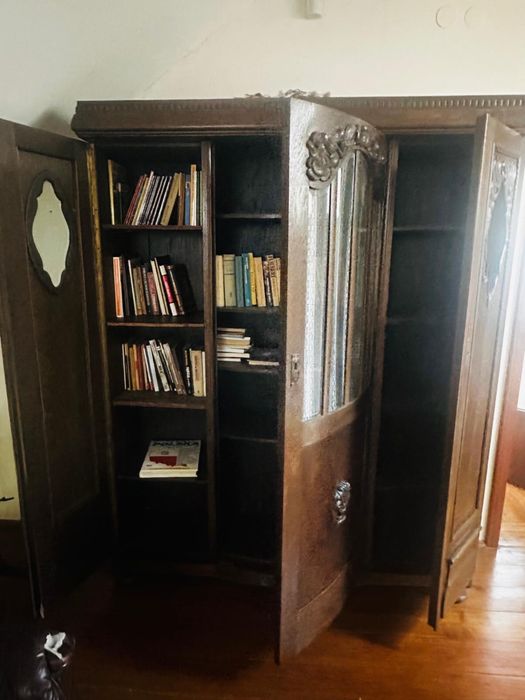 Szafa antyk z półkami