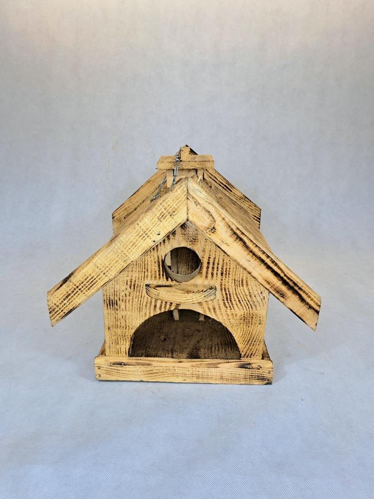 Karmnik dla ptaków drewniany opalany z dachem z kominem typ 2 44x36x3