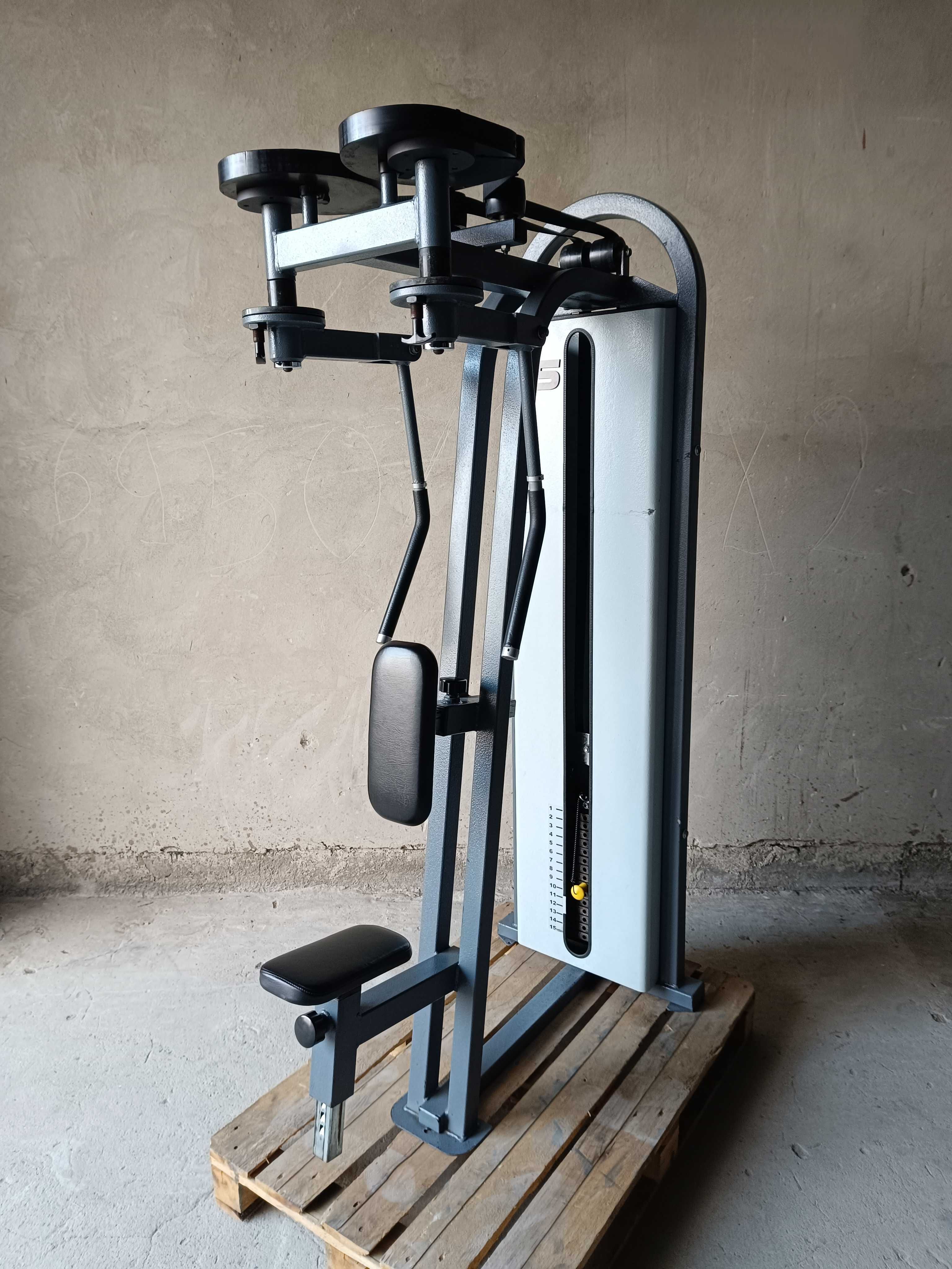 Butterfly 2w1 rozpiętki i tył barków na pasie Life Fitness olymp hes