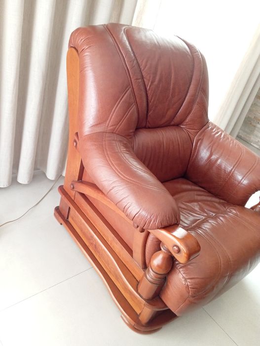 Conjunto de sofá e dois cadeirões em pele