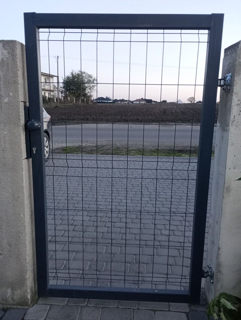 Sprzedam bramę furtkę i zawiasy.