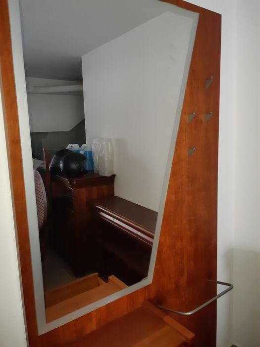 Bengaleiro em madeira com espelho