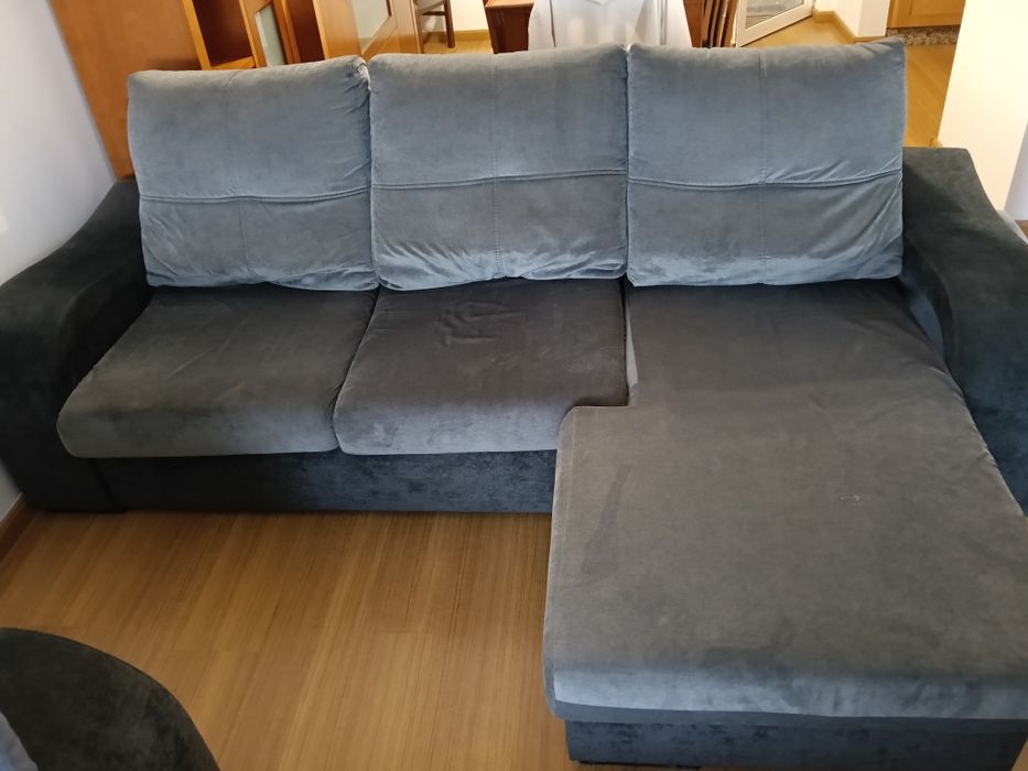 Dois sofás com chaise longue e quatro puffs