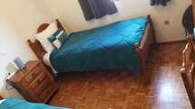 cama de solteiro com mesa cabeceira
e com colchão