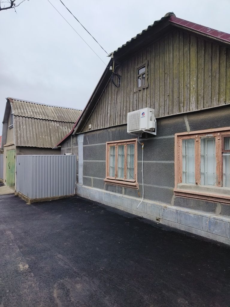 Полдома с гаражом возле рынка