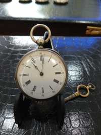 Relógio em prata corda com chave Marca Cilindro Huit Rubis