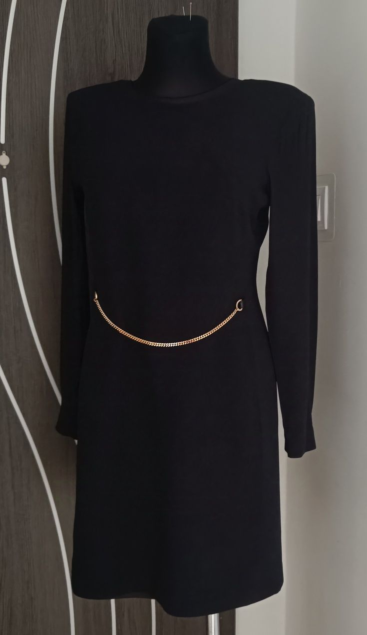 Sukienka ze złotym łańcuszkiem Mała czarna Massimo Dutti 38