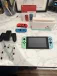 Nibtendo switch 1, stacha ladujaca, dwa dodatkowe kontrolery