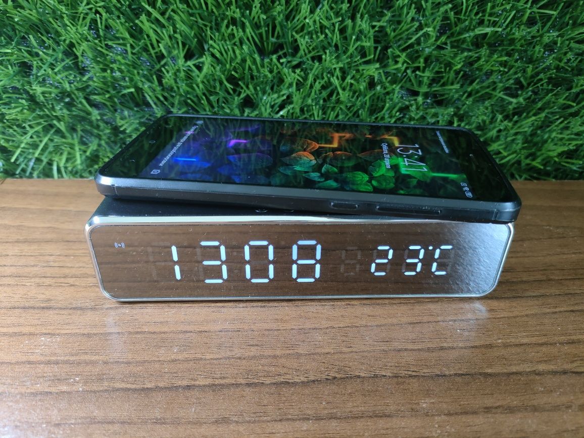 Годинник електронний з безпроводною зарядкою телефону.