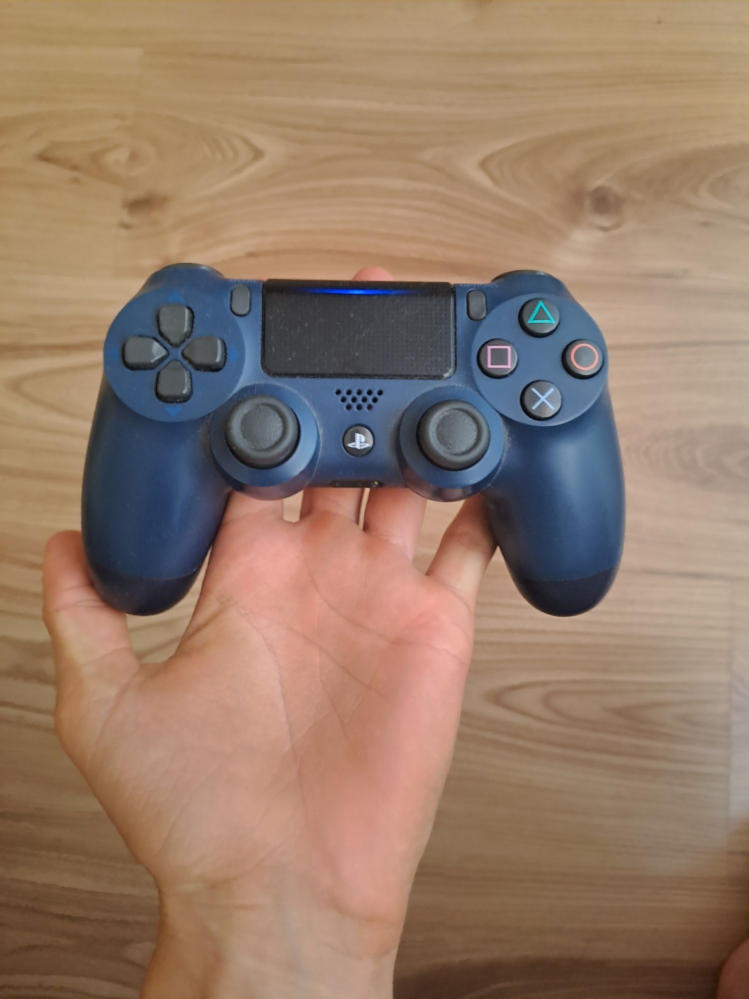 Ps4 Pro 1TB z dwoma padami