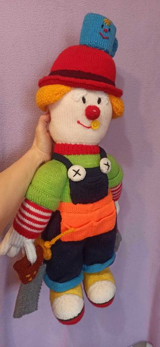 Zabawka Budowniczy stolarz kolorowy na drutach handmade