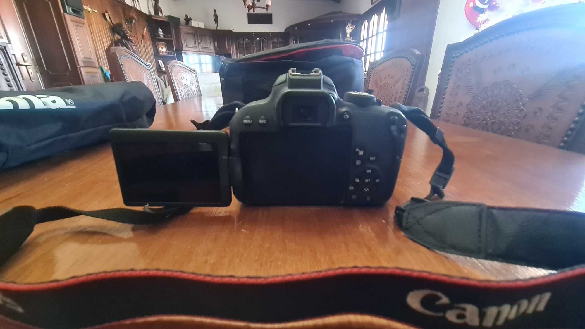 Máquina fotográfica Canon EOS 800D