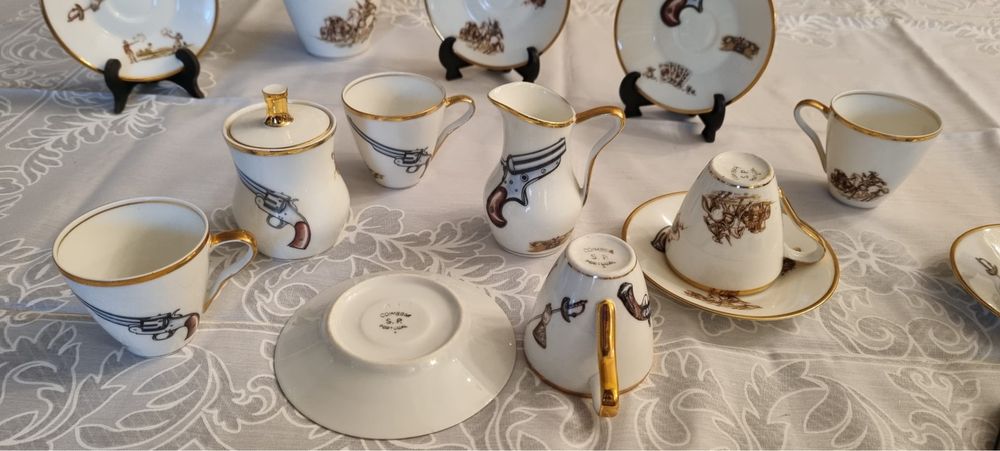 Conjunto de café em porcelana Coimbra com remate em dourado.