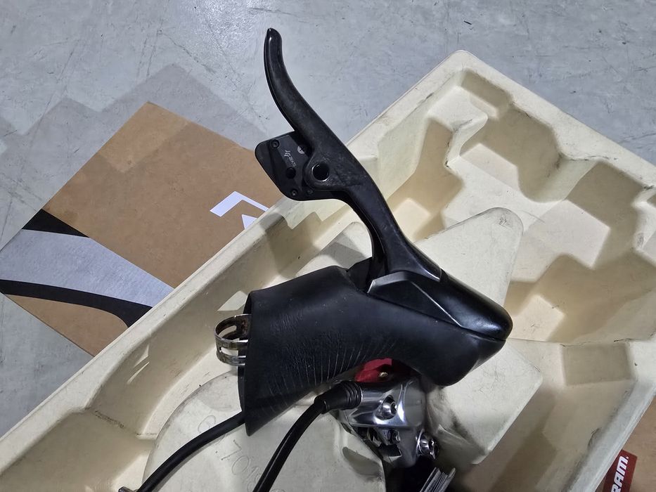 Manetes Sram Red Axs 12v, com tubos hidráulicos e pinças de travão