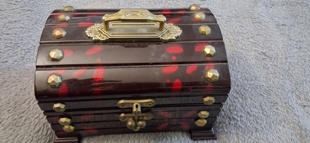 Sprzedam szkatułkę z laki