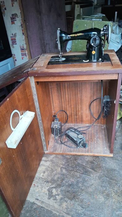 Швейная машинка с электроприводом